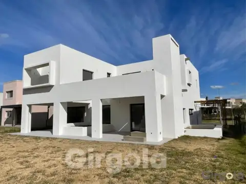 Casa en venta de 4 ambientes en Puertos del Lago