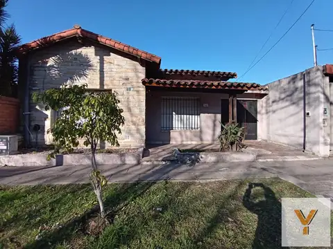 Casa en venta - 2 Dormitorios 1 Baño - Cochera - 220Mts2 - Castelar, Morón