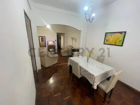 25 de mayo 100, Piso 1