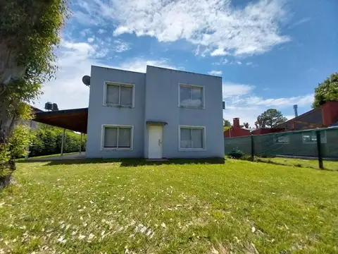 VENTA DE CASA EN EZEIZA CON PILETA Y AMPLIO PARQUE