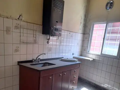 Casa 6 ambientes con 2 baños