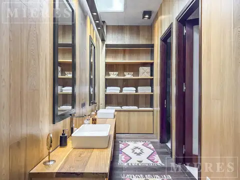 Casa 8 ambientes con 5 baños