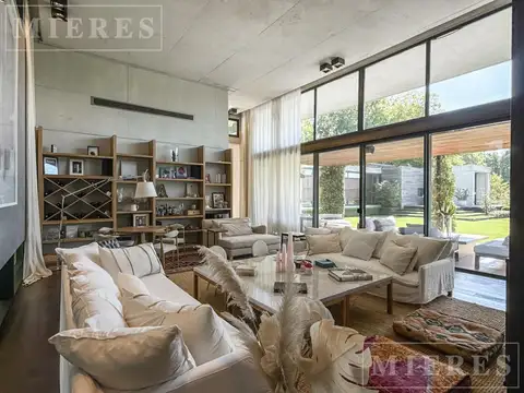 Casa en Venta con 4 cocheras