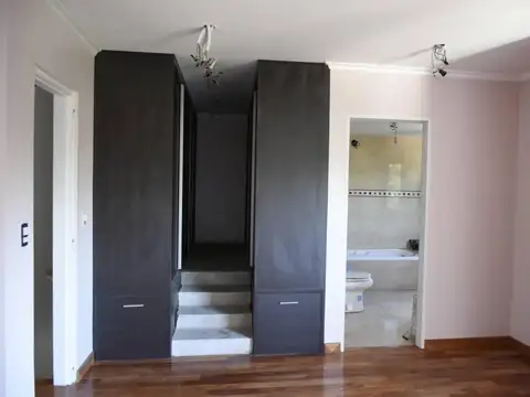 Casa en Venta con 3 cocheras