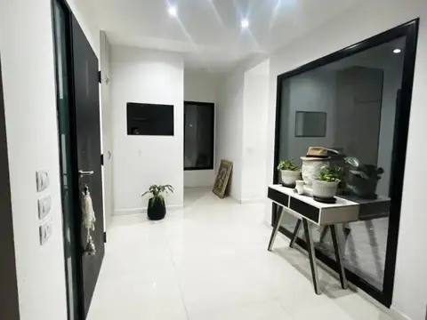 Casa en Alquiler con 6 cocheras
