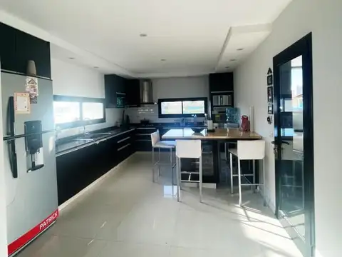 Casa 5 ambientes con 3 baños