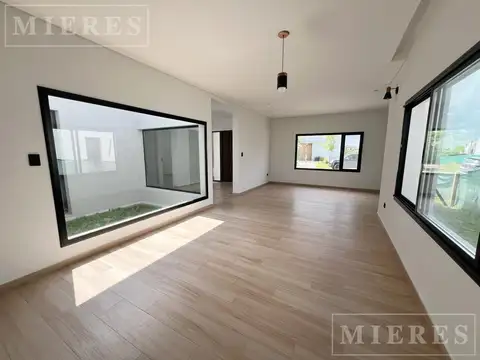 Casa en Venta con 3 cocheras