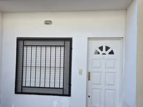 Hermoso dpto planta baja con patio-jardín, espacio guarda auto.