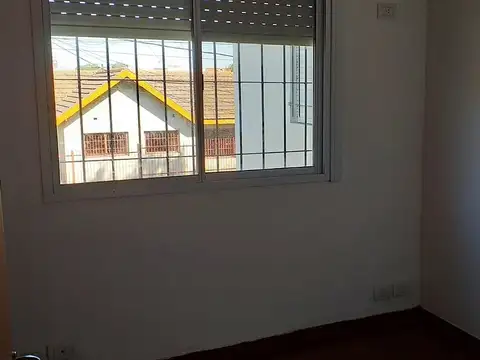 Luminoso PH de tres ambientes en primer piso por escalera. Zona Jumbo Villa Ballester