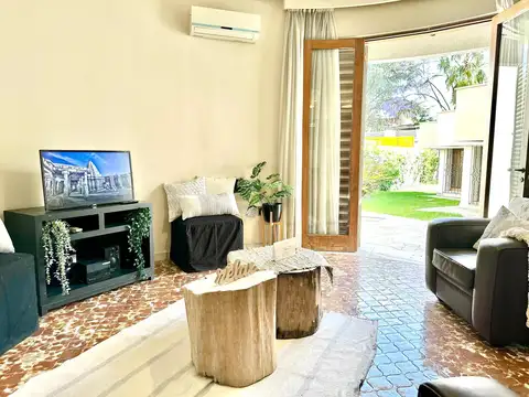 Casa en Alquiler con 2 cocheras