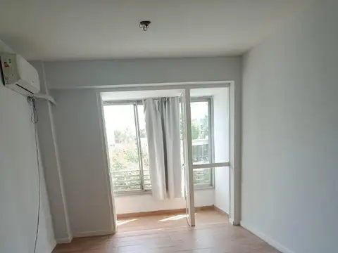 ALQUILER. Departamento 1 dormitorio con balcón.