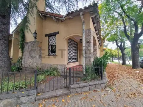 CASA en VENTA ITUZAINGO SUR - LOTE EN ESQUINA - IDEAL USO COMERCIAL ó EMPRENDIMI