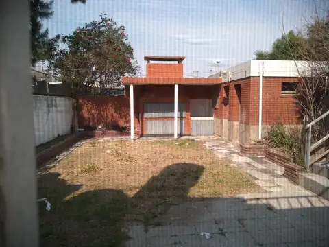 VENTA - CASA DOS DORMITORIOS CON PATIO Y COCHERA- BARRIO SALADILLO