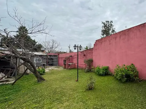 CASA 4 AMB EN VENTA CON PARQUE BERAZATEGUI