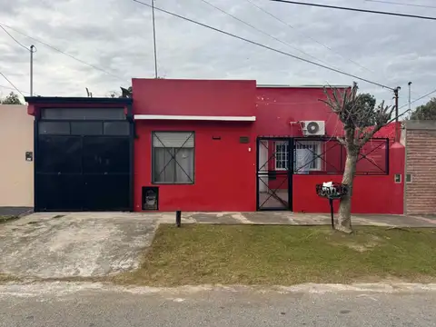CASA 4 AMB EN VENTA CON PARQUE COCHERA PLATANOS
