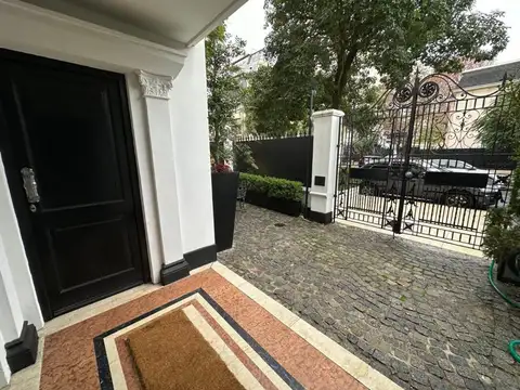 Casa 5 ambientes con 8 baños