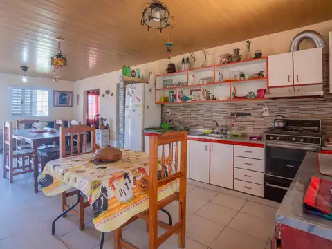 Casa 4 ambientes con 2 baños