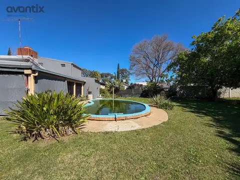 Casa quinta con galería, piscina y amplio terreno parquizado