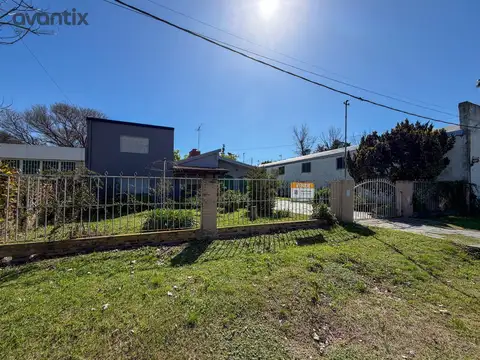 Casa quinta con galería, piscina y amplio terreno parquizado