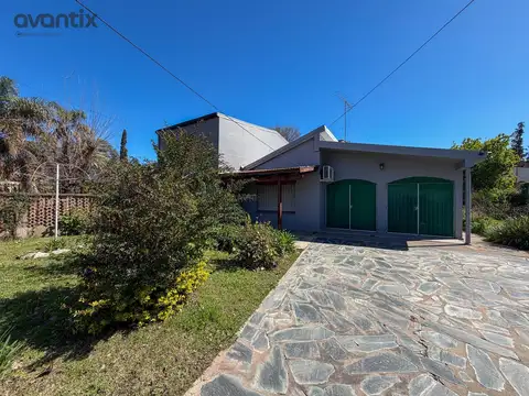 Casa quinta con galería, piscina y amplio terreno parquizado