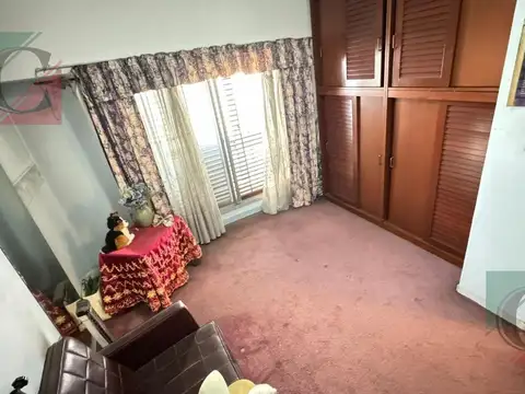 CASA CON 2 LOCALES Y FONDO LIBRE SOBRE AVENIDA APTA CREDITO