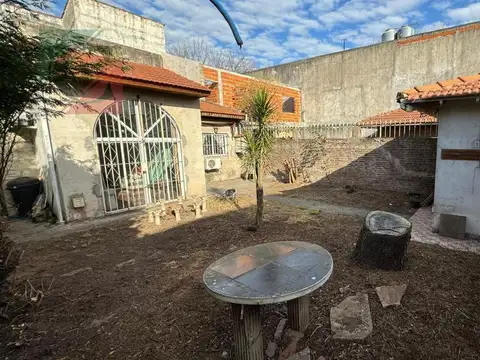 CASA CON 2 LOCALES Y FONDO LIBRE SOBRE AVENIDA APTA CREDITO