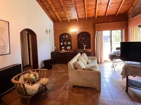 Casa en venta - 3 Dormitorios 3 Baños - Cocheras - 486Mts2 - Villa Adelina