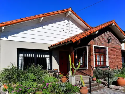 VENTA CASA CASTELAR NORTE 5 AMBIENTES APTA CREDITO