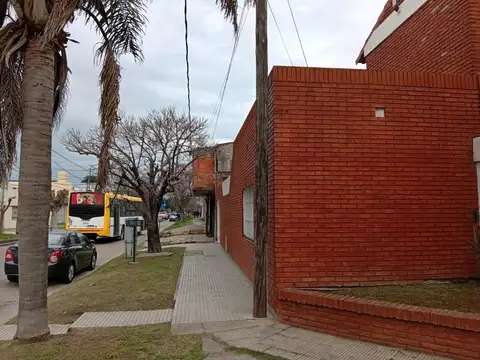 Casa amplia de dos plantas en esquina