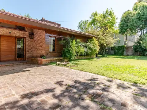 Sensacional casa con piscina en venta, ubicada en Lomas de San Isidro sobre 1220m2 de lote.