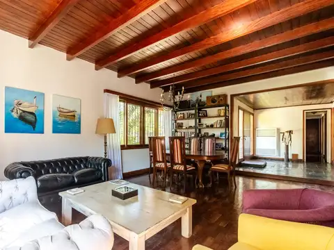 Sensacional casa con piscina en venta, ubicada en Lomas de San Isidro sobre 1220m2 de lote.