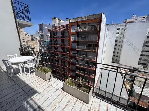 DEPARTAMENTO DE 2 AMB EXTERNO CON BALCON TERRAZA. RECICLADO