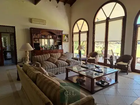 Casa en Venta con 2 cocheras