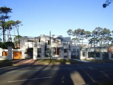 Casa en Venta en Playa Mansa, USD 1.400.000