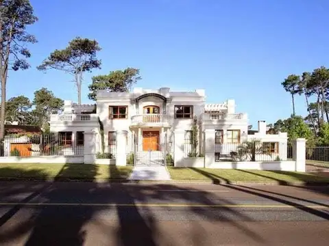 Casa en Venta en Playa Mansa, USD 1.400.000