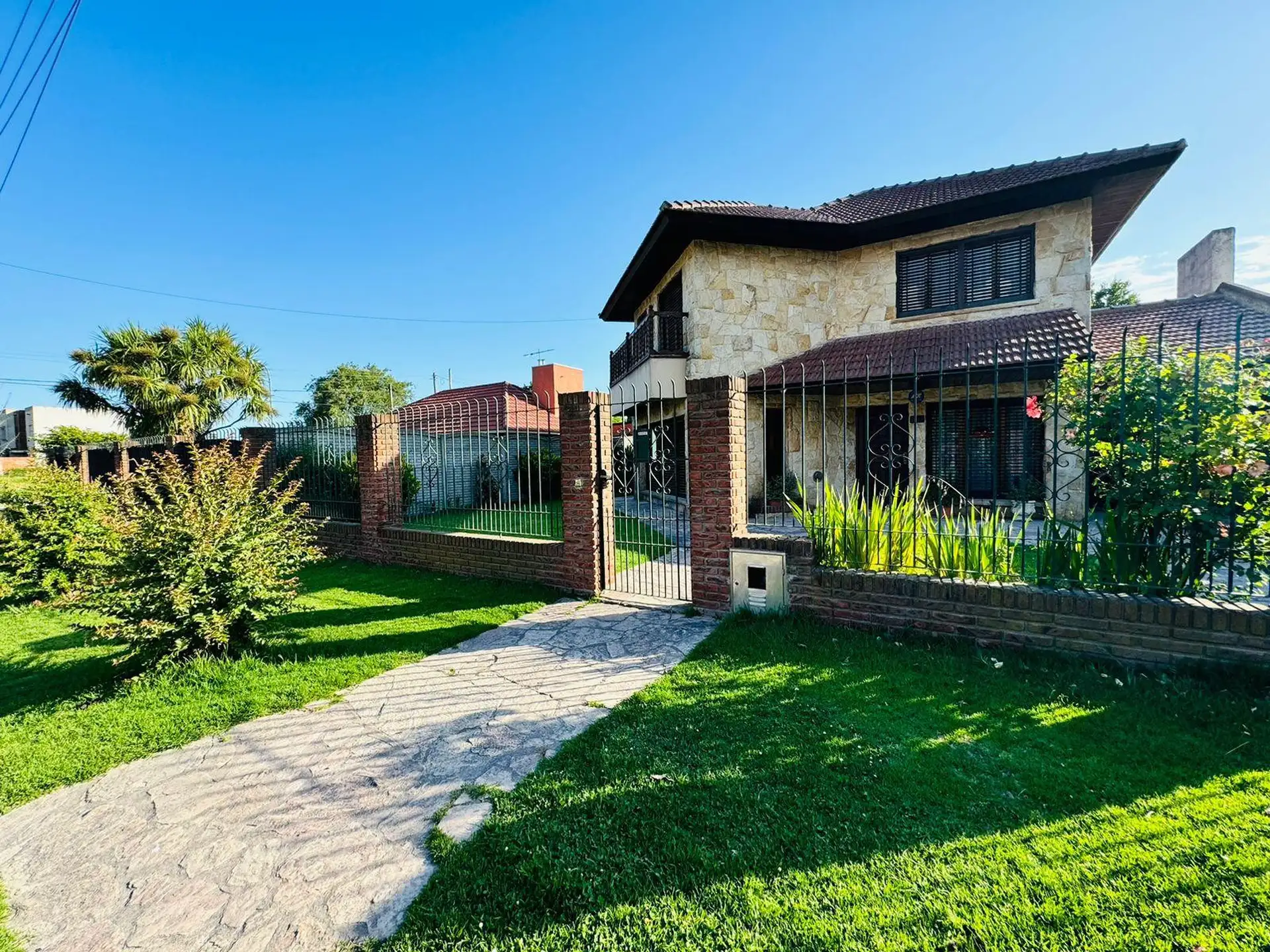 Casa en Cardiel 7500 de cinco ambientes con cochera doble y patio