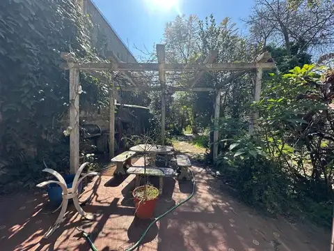 Casa tres ambientes a refaccionar con gran jardin