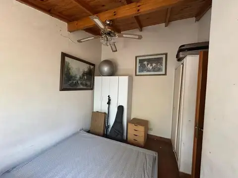Casa tres ambientes a refaccionar con gran jardin
