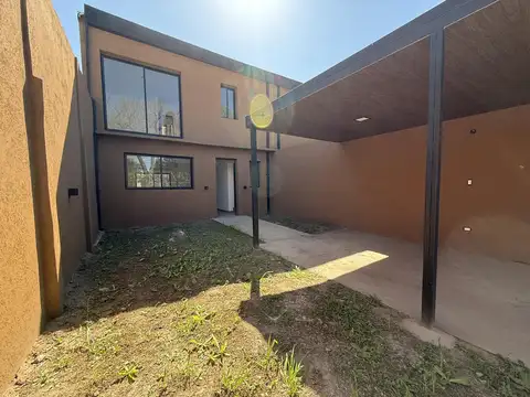 Venta – dúplex de 3 dormitorios con cochera y pileta. roldán.