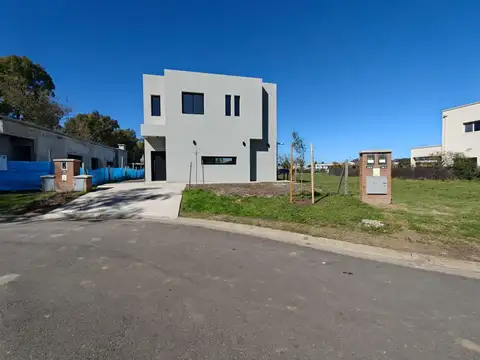 VENTA CASA 5 AMBIENTES en Pilar A ESTRENAR- 4 DORMITORIOS-PARRILLA-BARRIO SANTA LUCIA