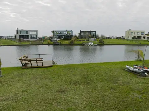 Casa en Venta con 4 cocheras