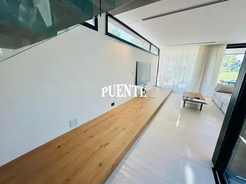Casa en Alquiler con 2 cocheras