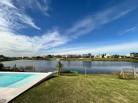 Casa en Venta con 4 cocheras