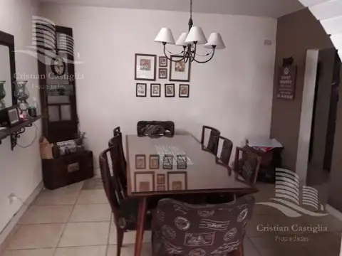 Casa 4 ambientes con 2 baños