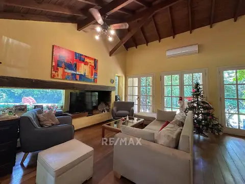 Casa en Alquiler con 2 cocheras