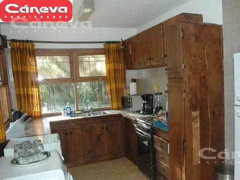 Casa 9 ambientes con 4 baños