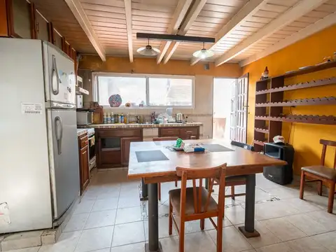 Casa 8 ambientes con 3 baños