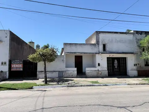 Casa céntrica de 3 amb. sobre terreno de 520 m2 a la venta - Cañuelas