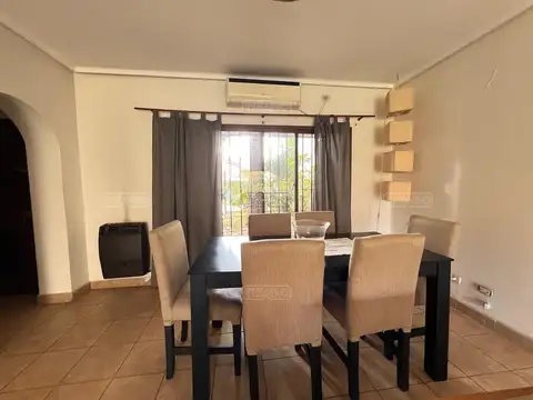 Casa en Alquiler con 1 cochera