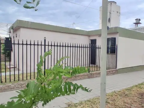 VENDO CASA APTA CREDITO B FUCHS, 3 dormitorios casa esquina